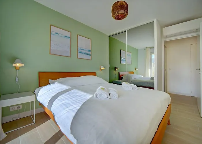 Immogroom- Renovated- Large Terrace- Ac- Shops- Parking